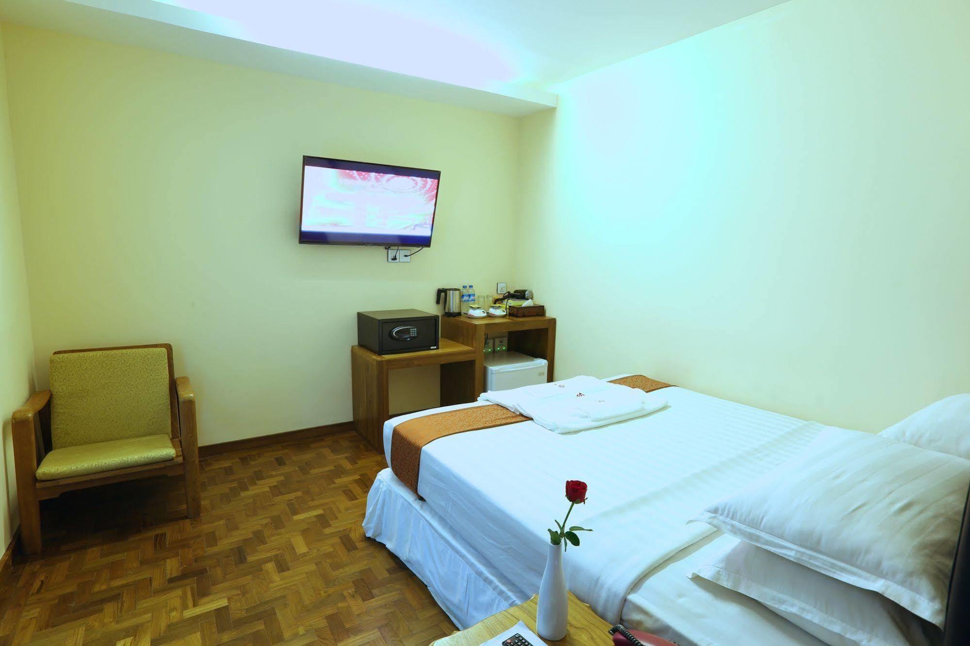 Queen'S Park Hotel Янгон Экстерьер фото