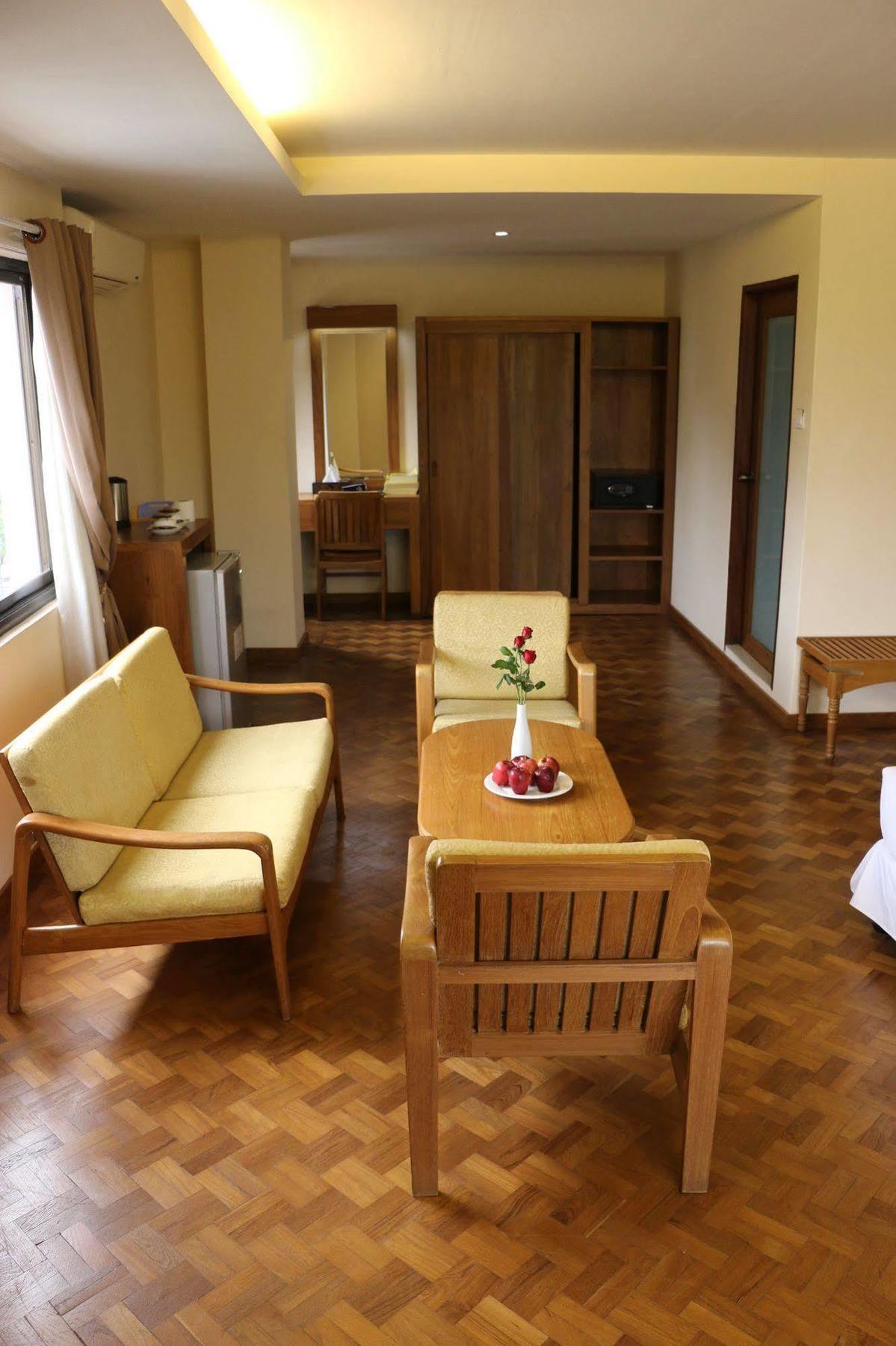 Queen'S Park Hotel Янгон Экстерьер фото